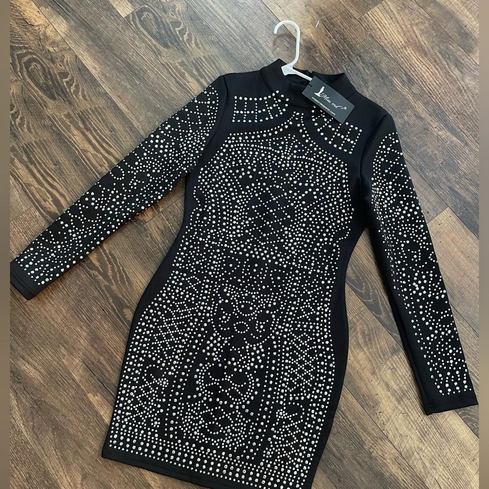 Medium. Black dress. Sequins.